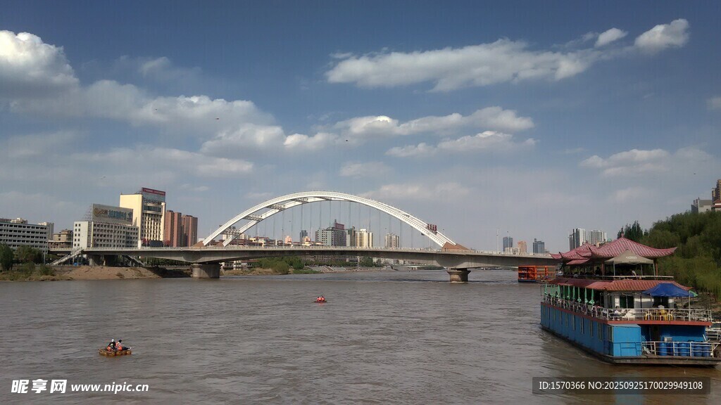 河畔桥梁与船只风景