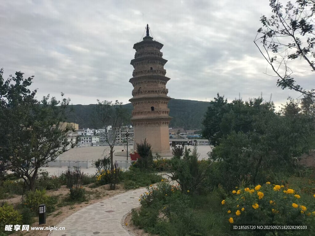 宋塔旁的小径与烂漫花丛