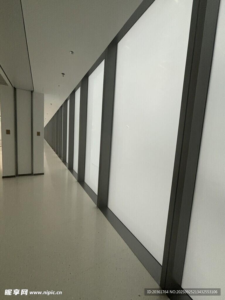 现代简约风格的空旷走廊