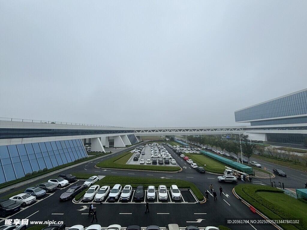 机场外停车场全景