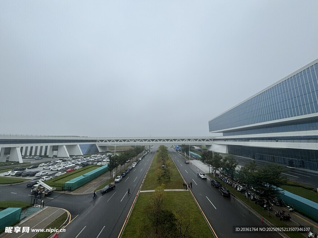 机场外道路俯瞰景象