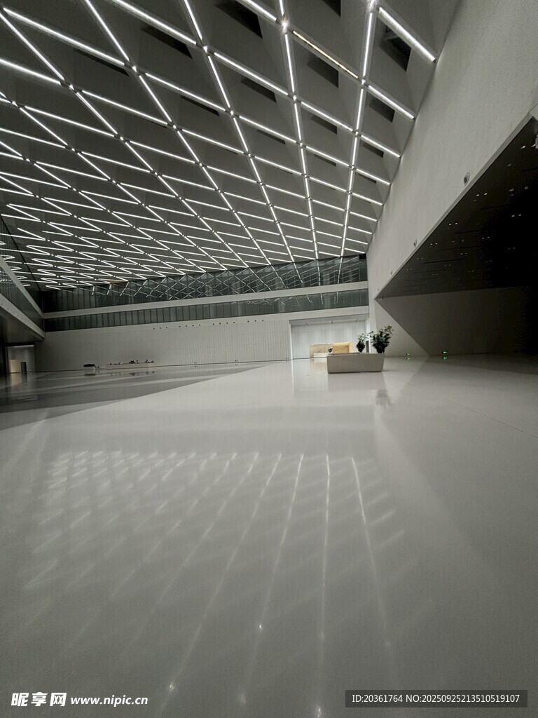 现代工业风空旷室内空间