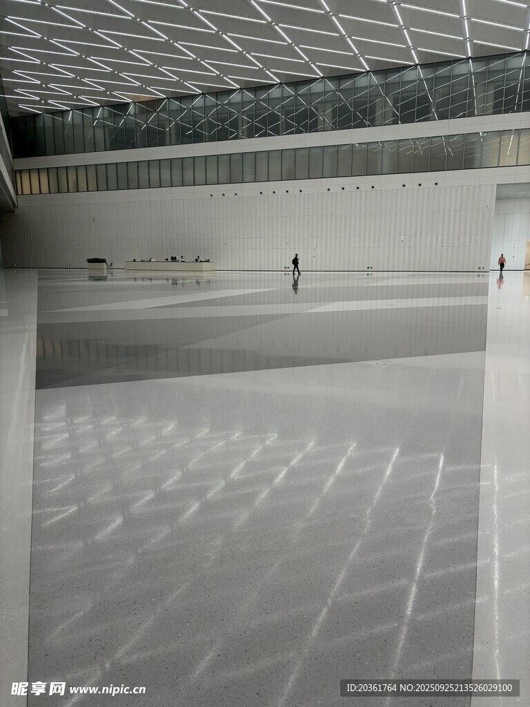 空旷室内滑冰场场景