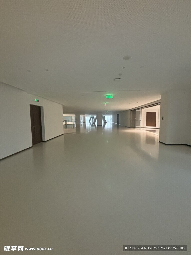 空旷洁净的室内走廊空间