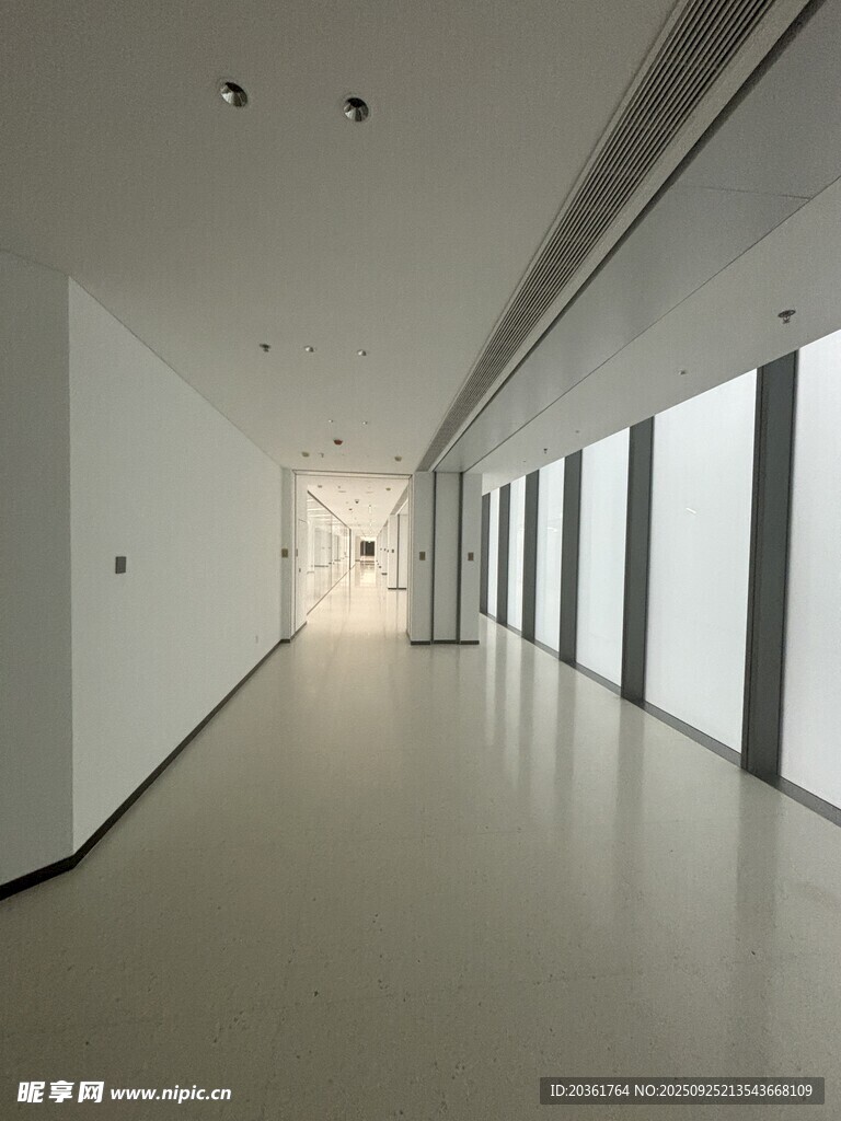 空旷现代风格的走廊空间