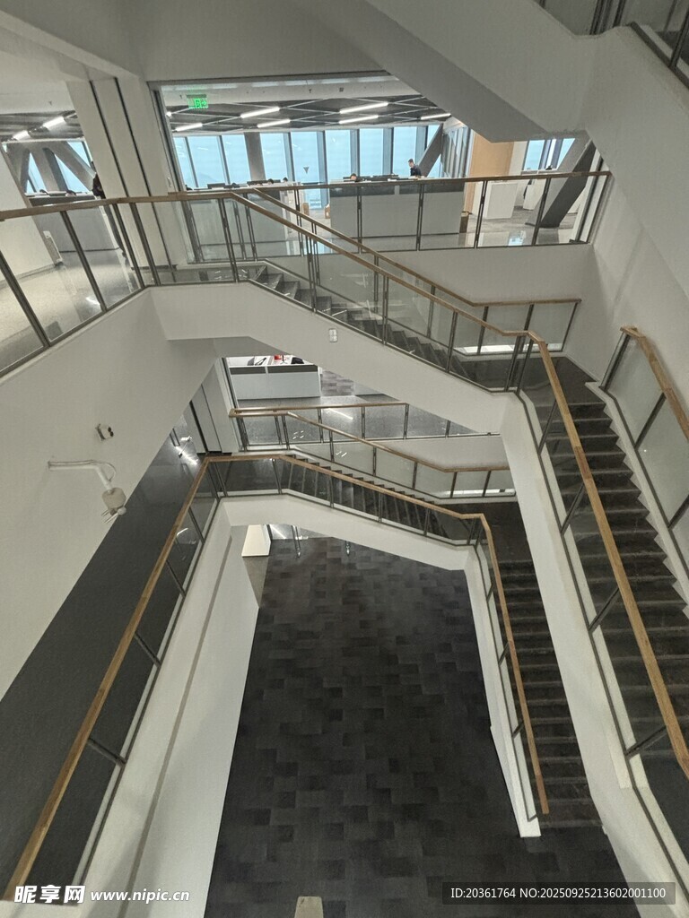 现代多层建筑内部楼梯景观