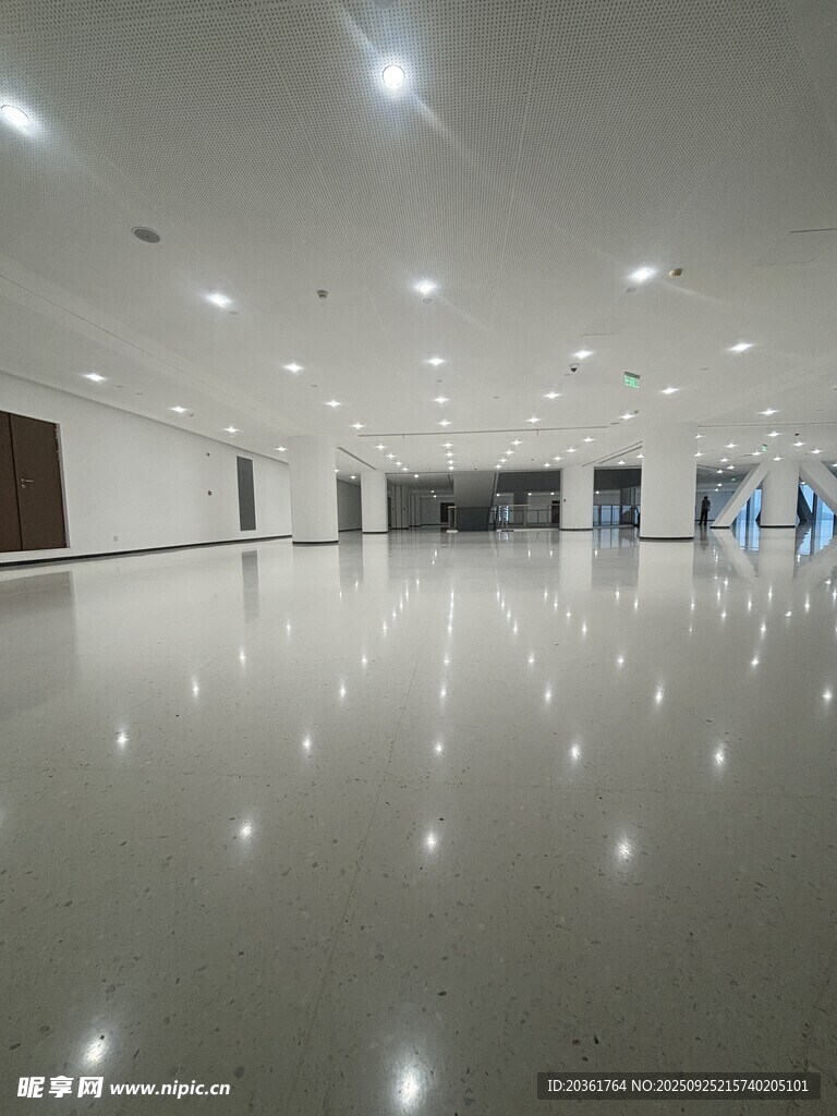 现代空旷的室内光亮空间
