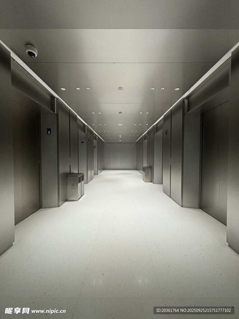 现代风格狭长电梯通道