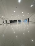 现代宽敞的室内走廊空间