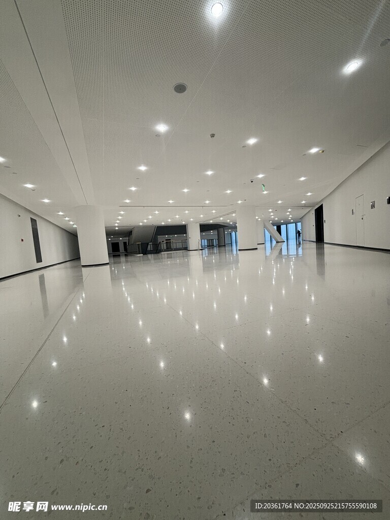 现代宽敞的室内走廊空间