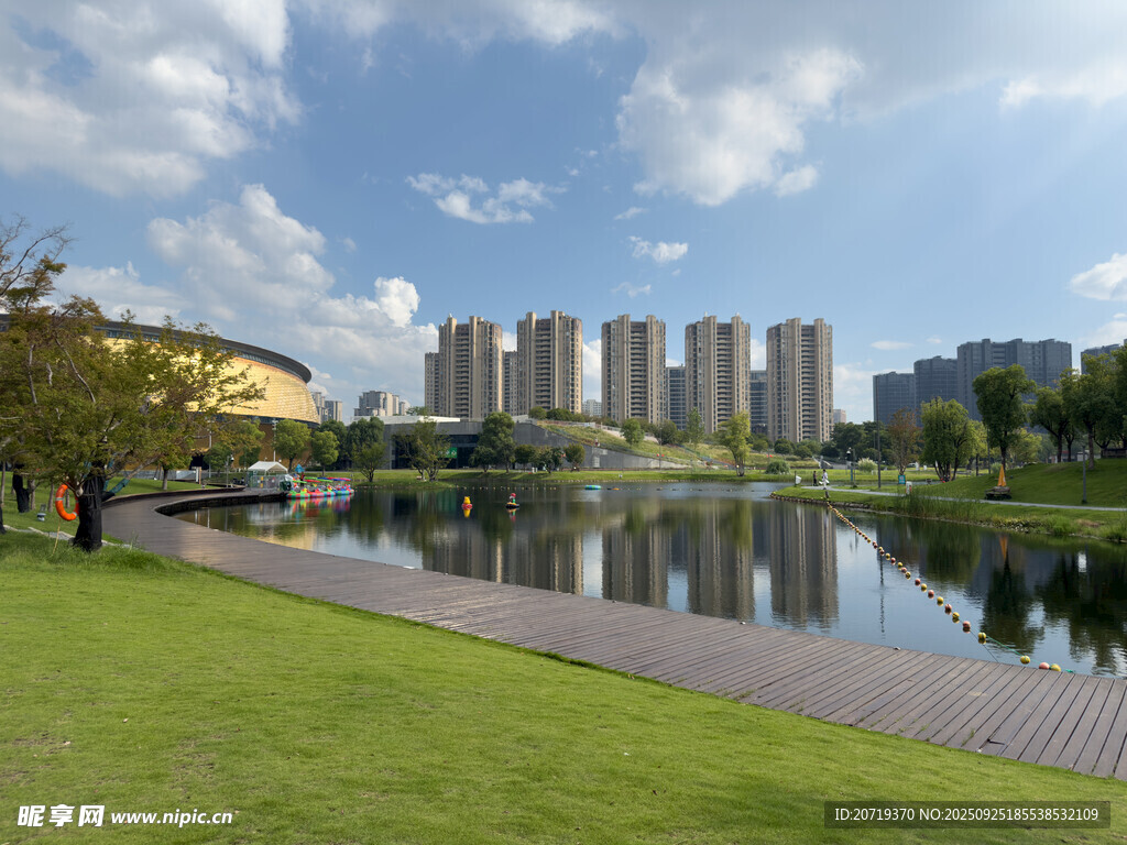 城市湖畔美景