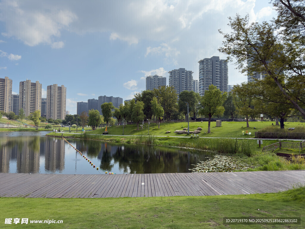 城市湖畔美景