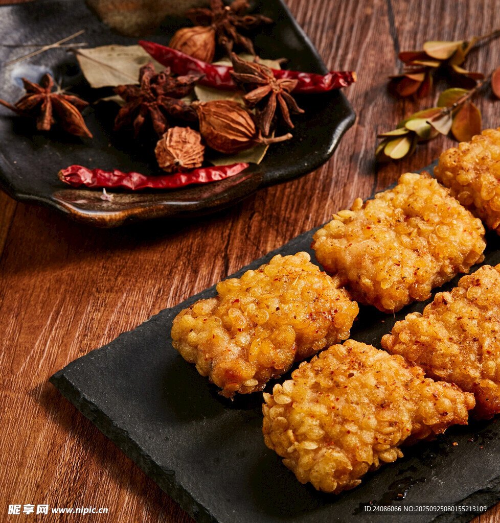 美味油炸鸡块与香料组合