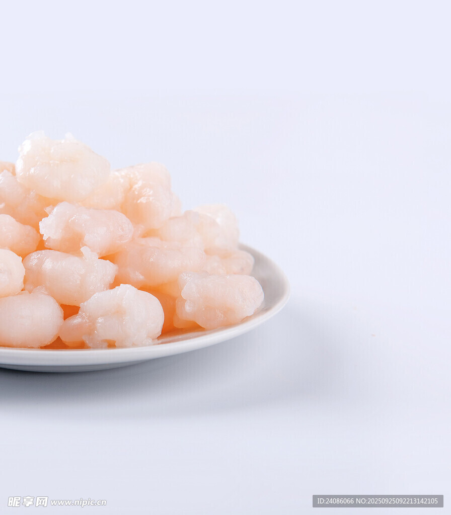 白盘上的鲜嫩虾仁