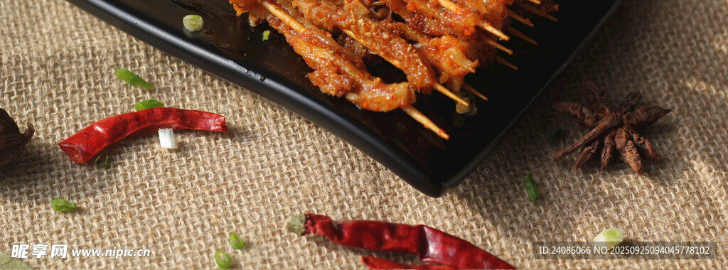美味烤串与香料点缀
