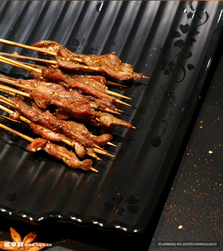 烤架上的美味烤肉串