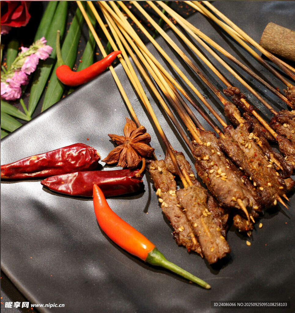 美味烤肉串搭配香料辣椒