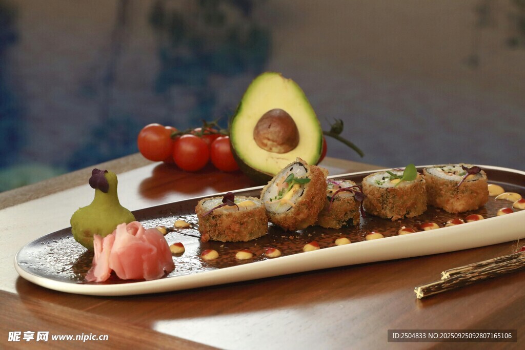 精致摆盘的美味牛油果料理