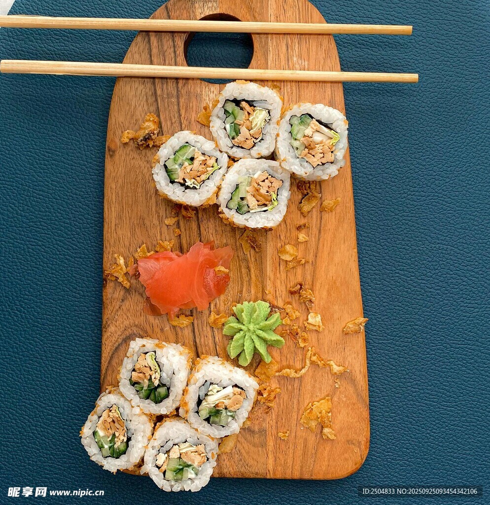 美味寿司摆于木制砧板上