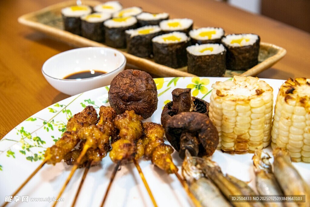 日式串烧与寿司美食组合