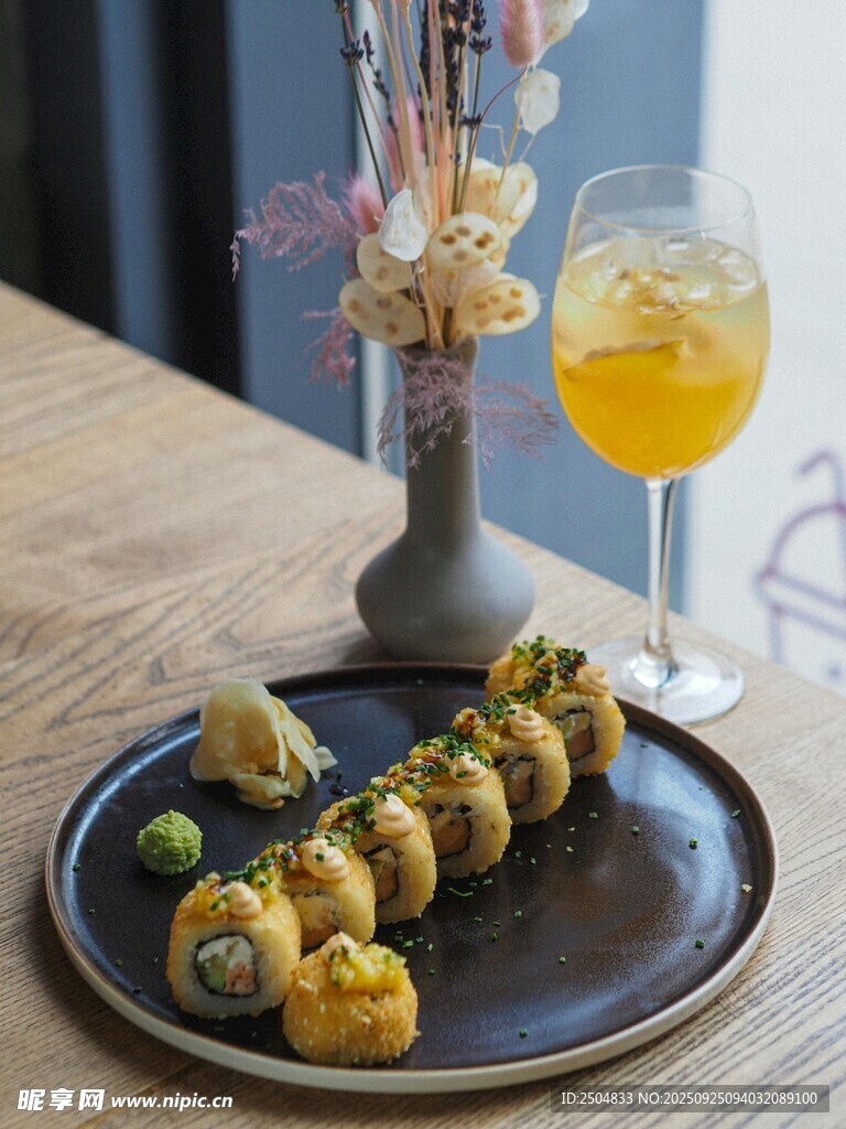 精致寿司配饮品摆桌