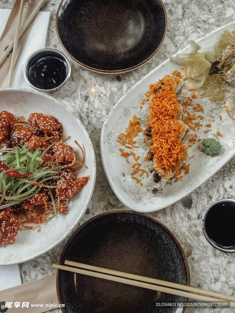 美味佳肴摆桌待享