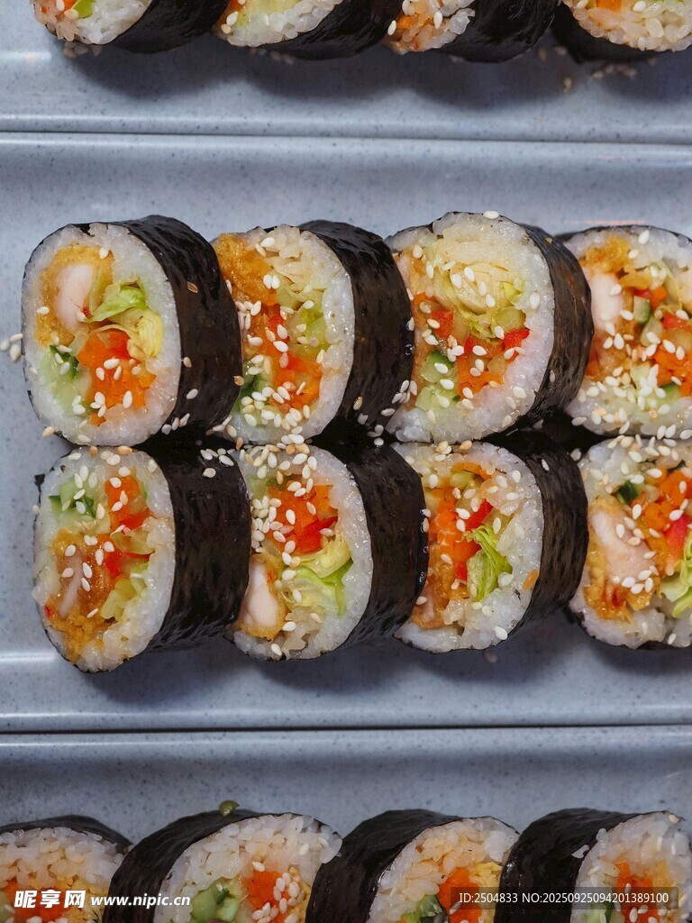 美味寿司整齐排列