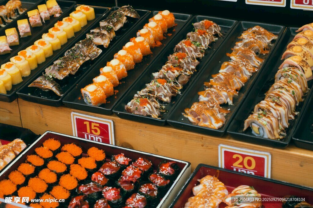 多样美味熟食品陈列展示