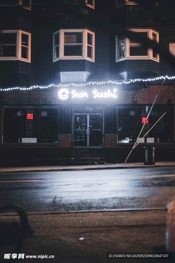 雨夜街边亮灯的温馨小店