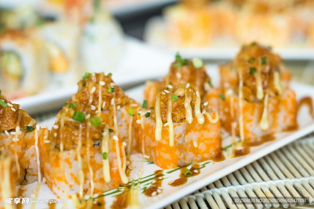 美味香酥炸物整齐摆列