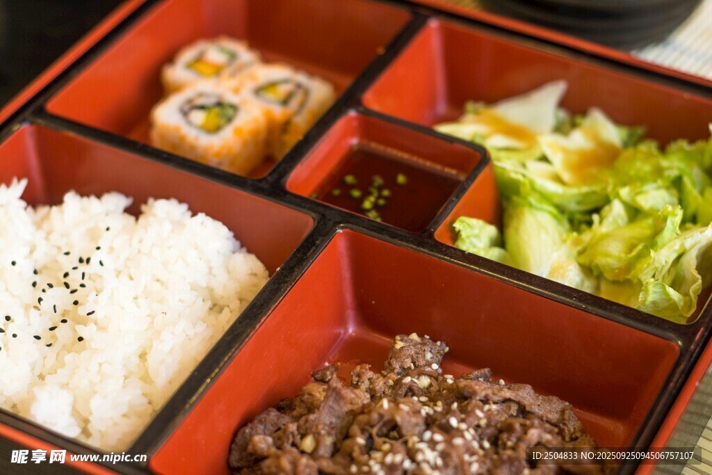 日式美味便当盒内食物