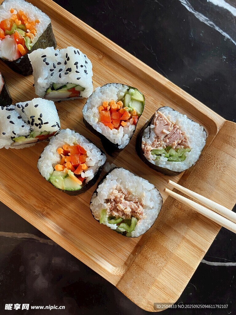 美味寿司拼盘 筷子相伴