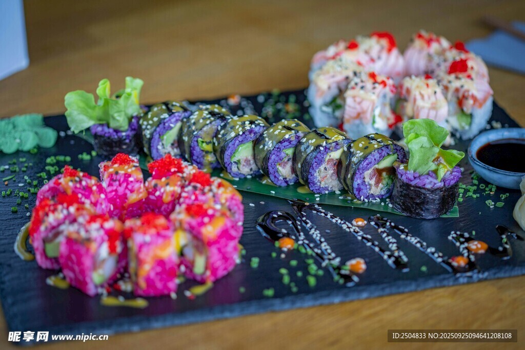多彩寿司拼盘美食展示