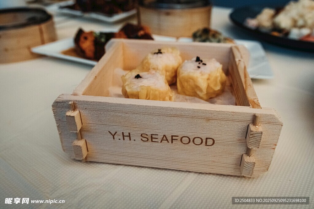 木盒中的美味海鲜小食