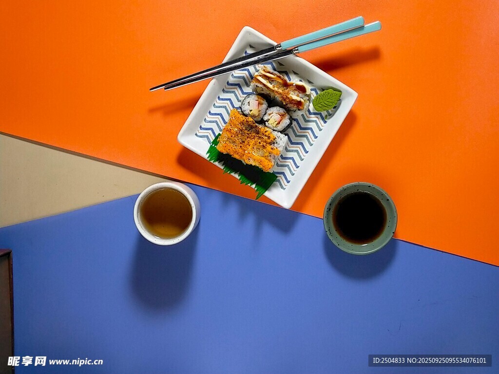多彩桌面上的美食与饮品