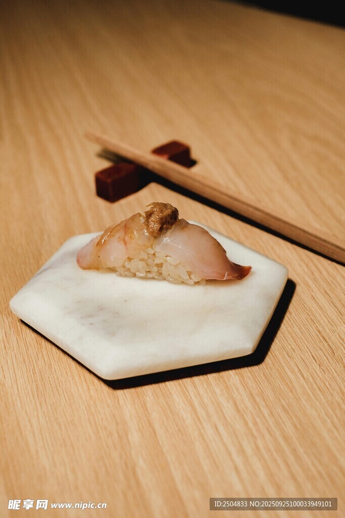 精致六角碟配点心与筷