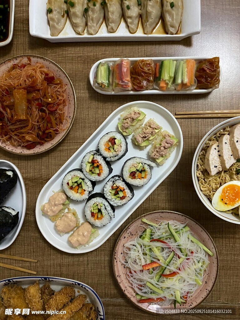 多样日式美食拼盘展示