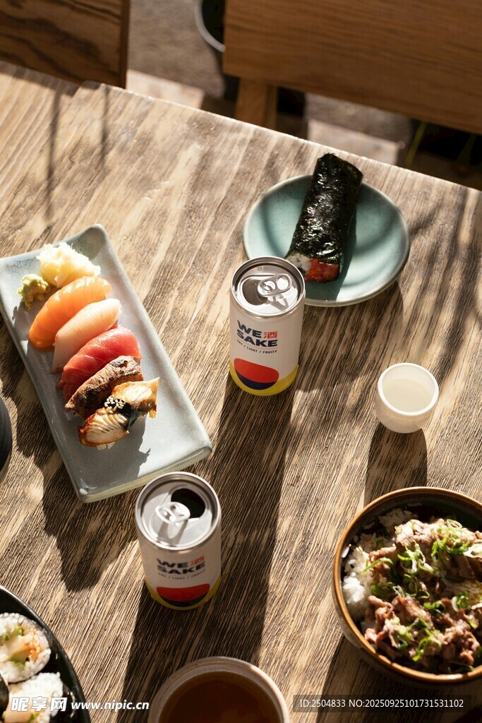 木质桌上的多样美味餐食