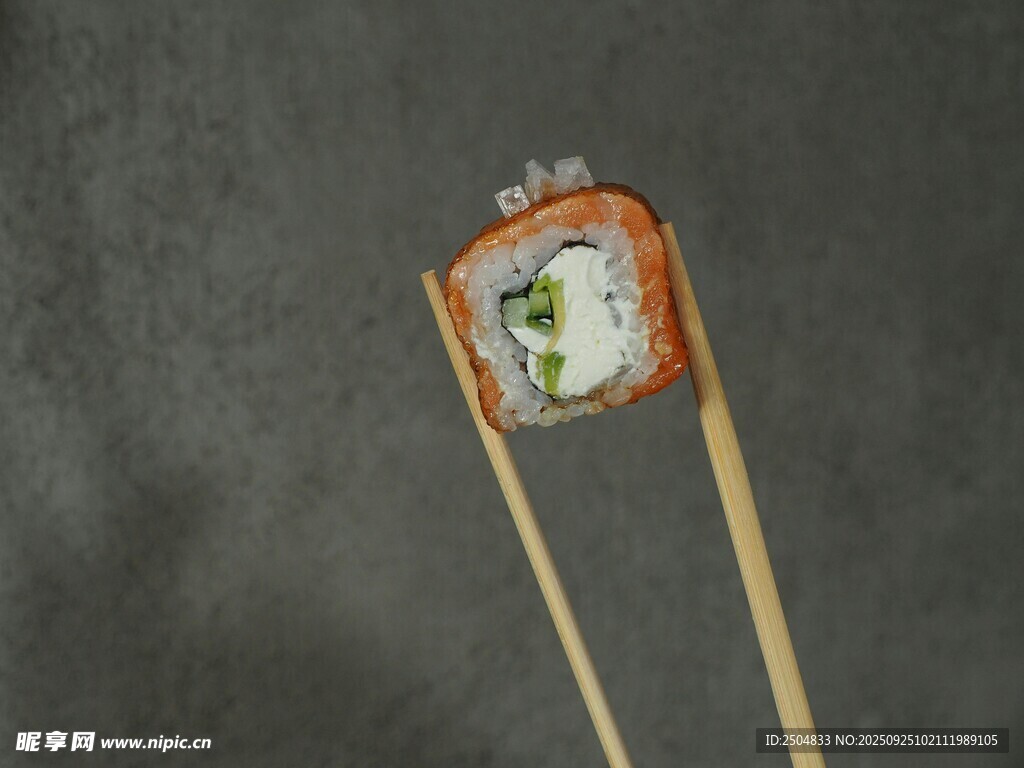 筷子夹起的美味寿司卷