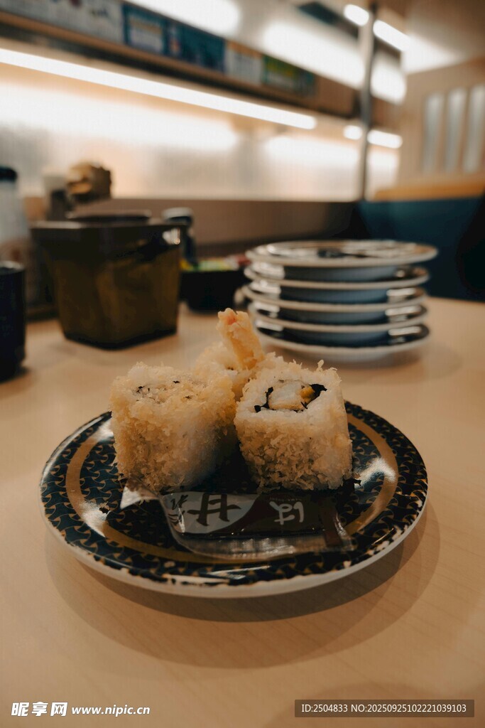 精致寿司摆放在盘中