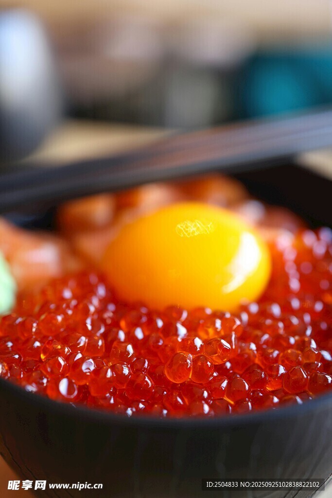 红鱼子酱配溏心蛋美食