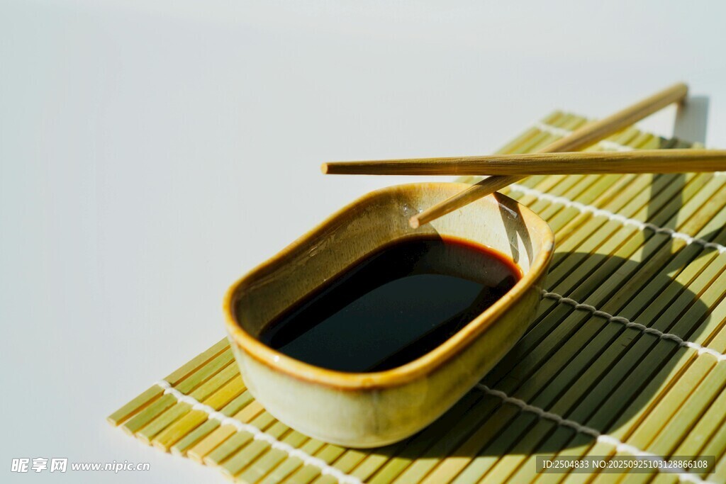 竹制小碟盛酱油与筷子