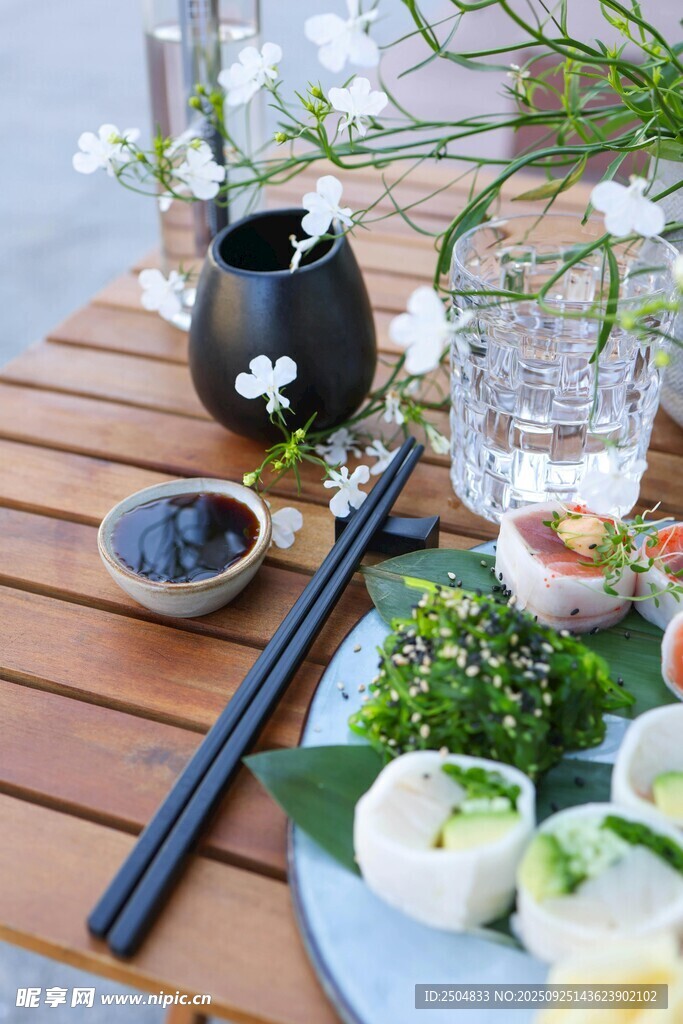 日式精致茶点与餐具