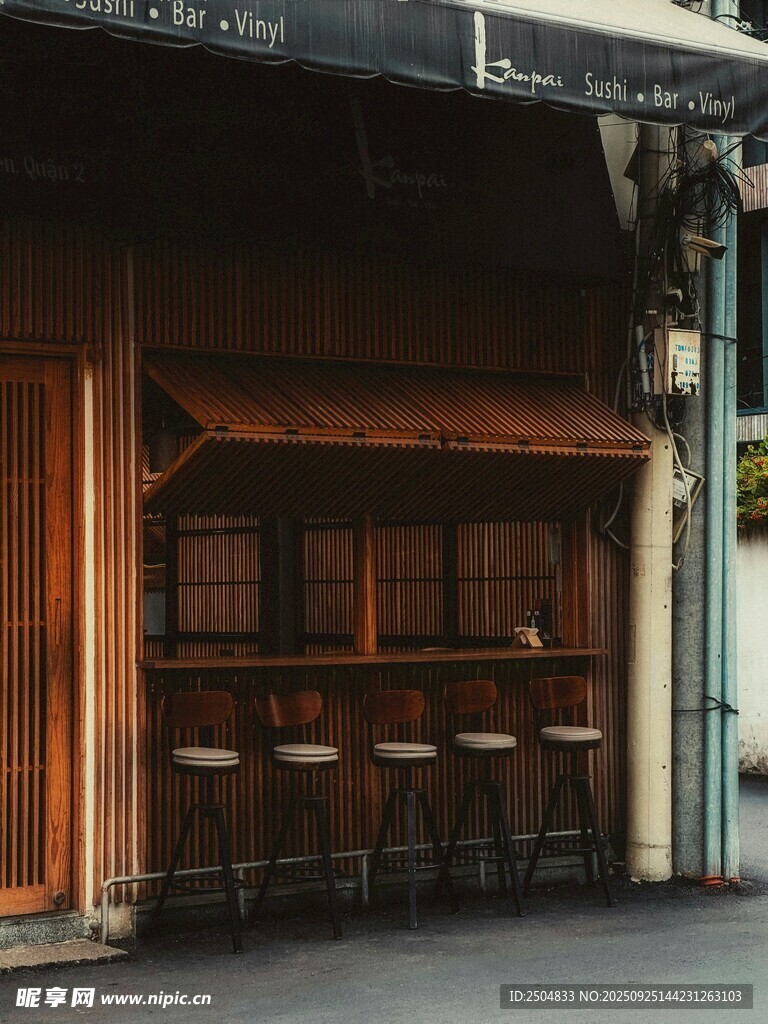 复古风格街边酒吧场景