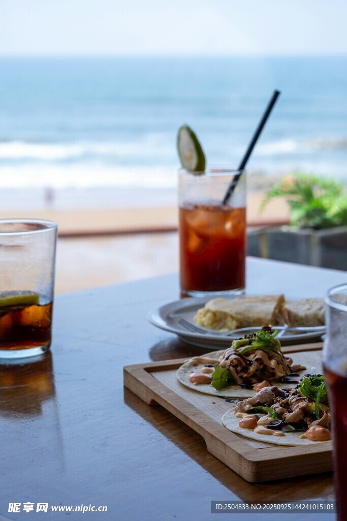 海边餐桌的惬意美食时光