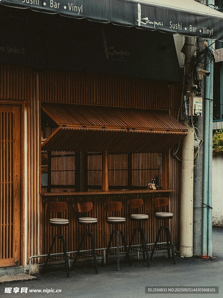 街边复古风格的酒吧店面