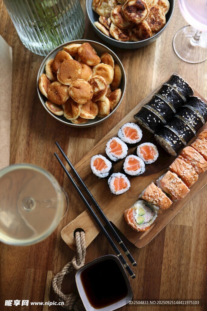 多样美食摆放在木质桌面上