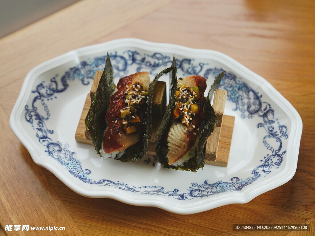 蓝白盘上的美味夹心食物