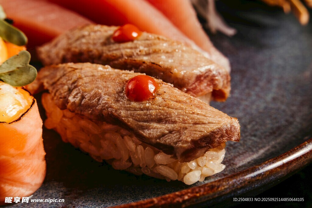 美味牛排与寿司拼盘