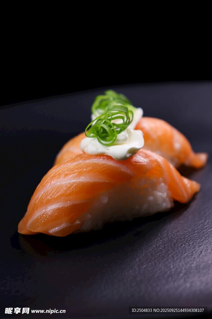 美味三文鱼寿司